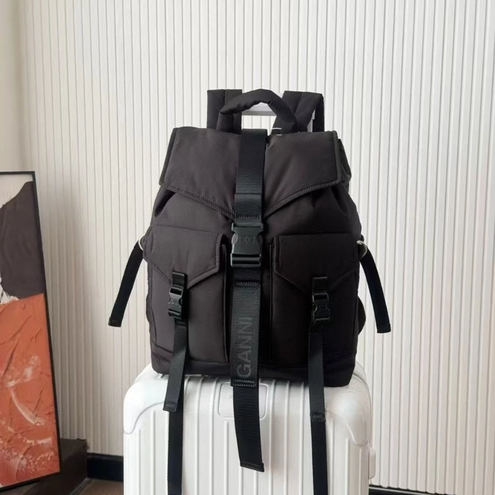 高級感あふれるリュックサック。大容量で、多機能。複数のポケッ - Canvas Backpack Casual のレビューと価格