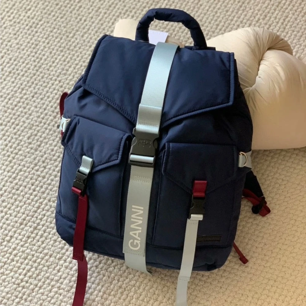 高級感あふれるリュックサック。大容量で、多機能。複数のポケッ - Canvas Backpack Casual のレビューと価格